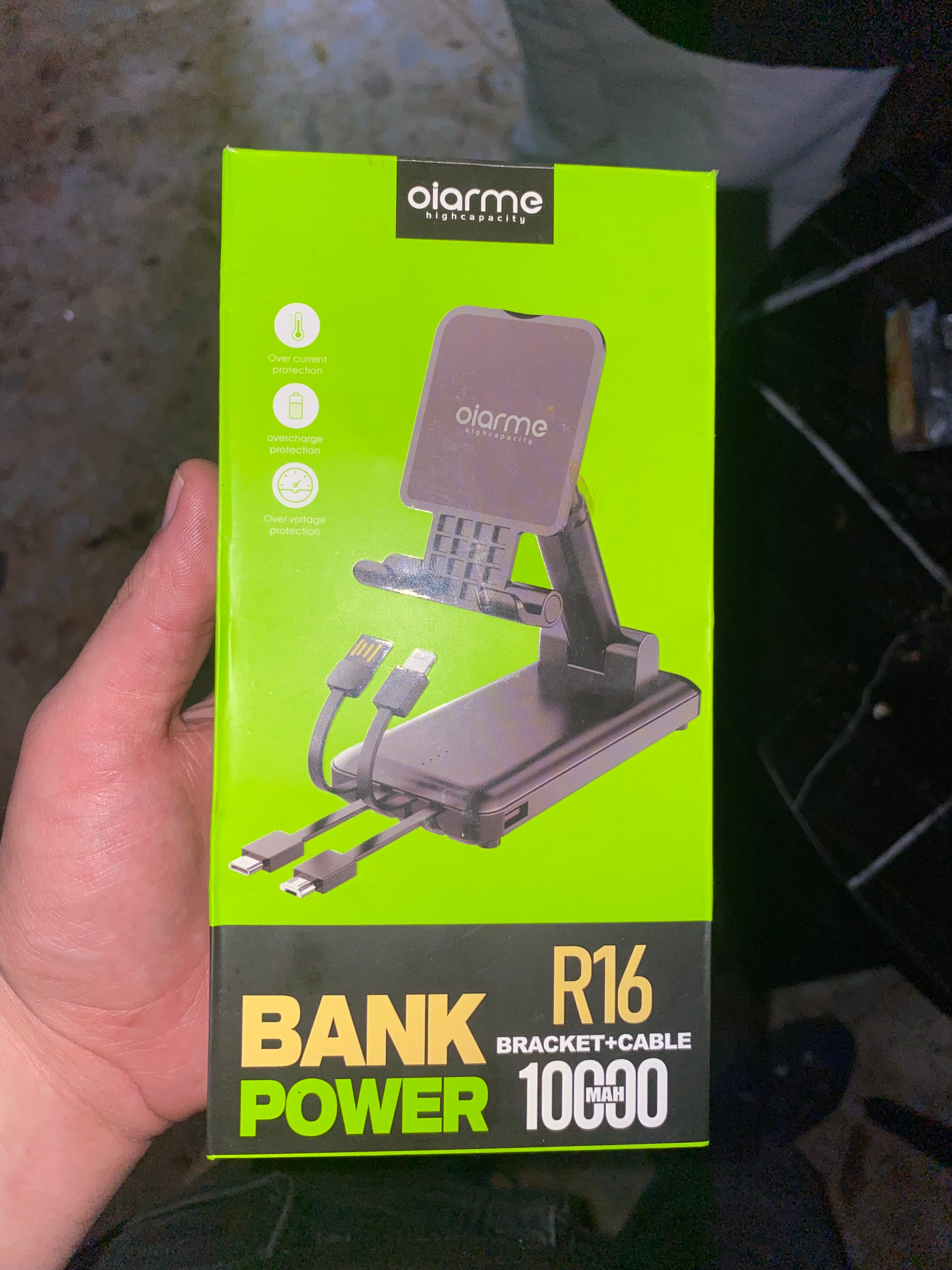 هذا المنتج عبارة عن شاحن متنقل (Power Bank) مدمج مع حامل للهاتف (Stand) من شركة oiarme،