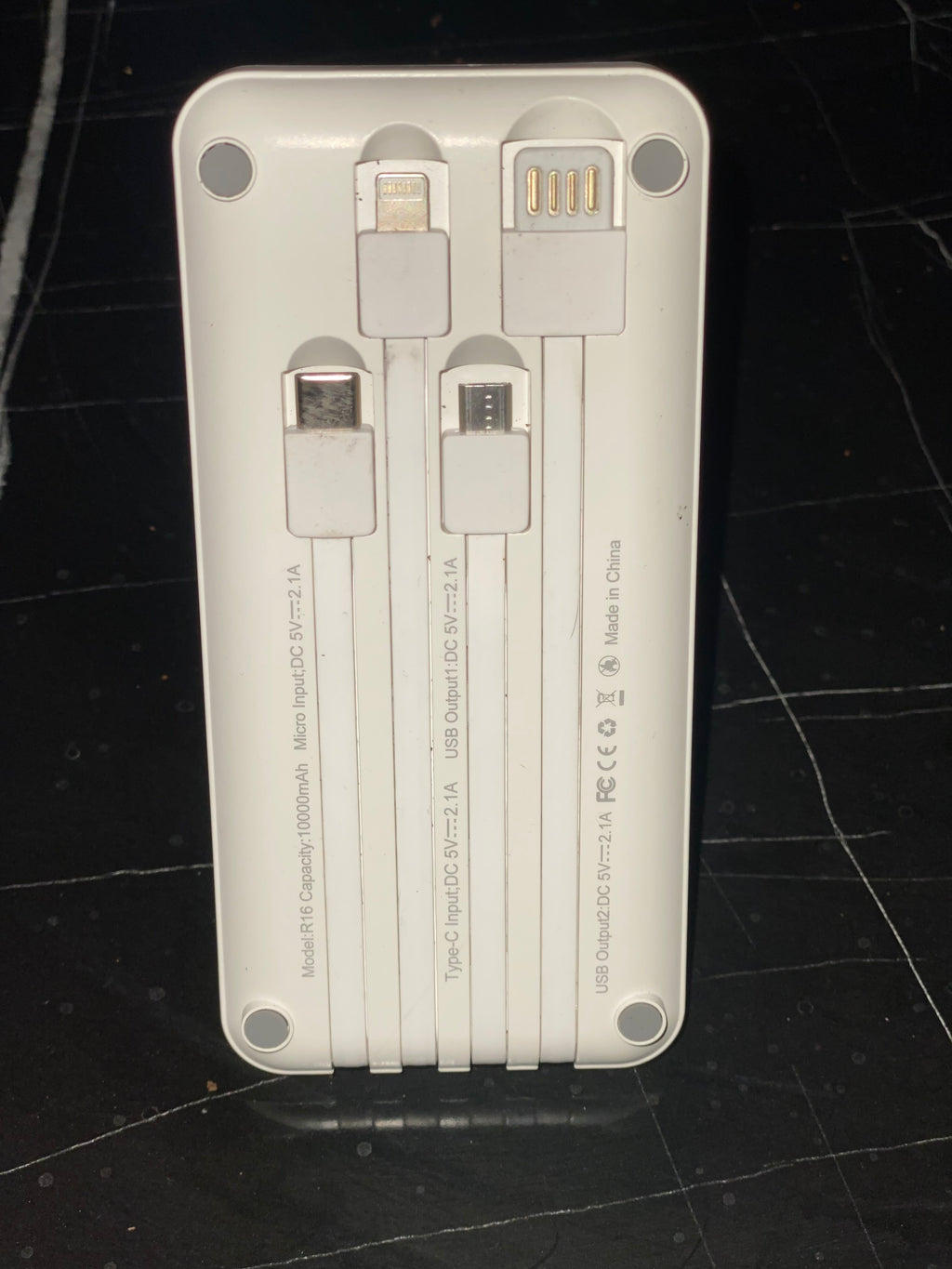 هذا المنتج عبارة عن شاحن متنقل (Power Bank) مدمج مع حامل للهاتف (Stand) من شركة oiarme،