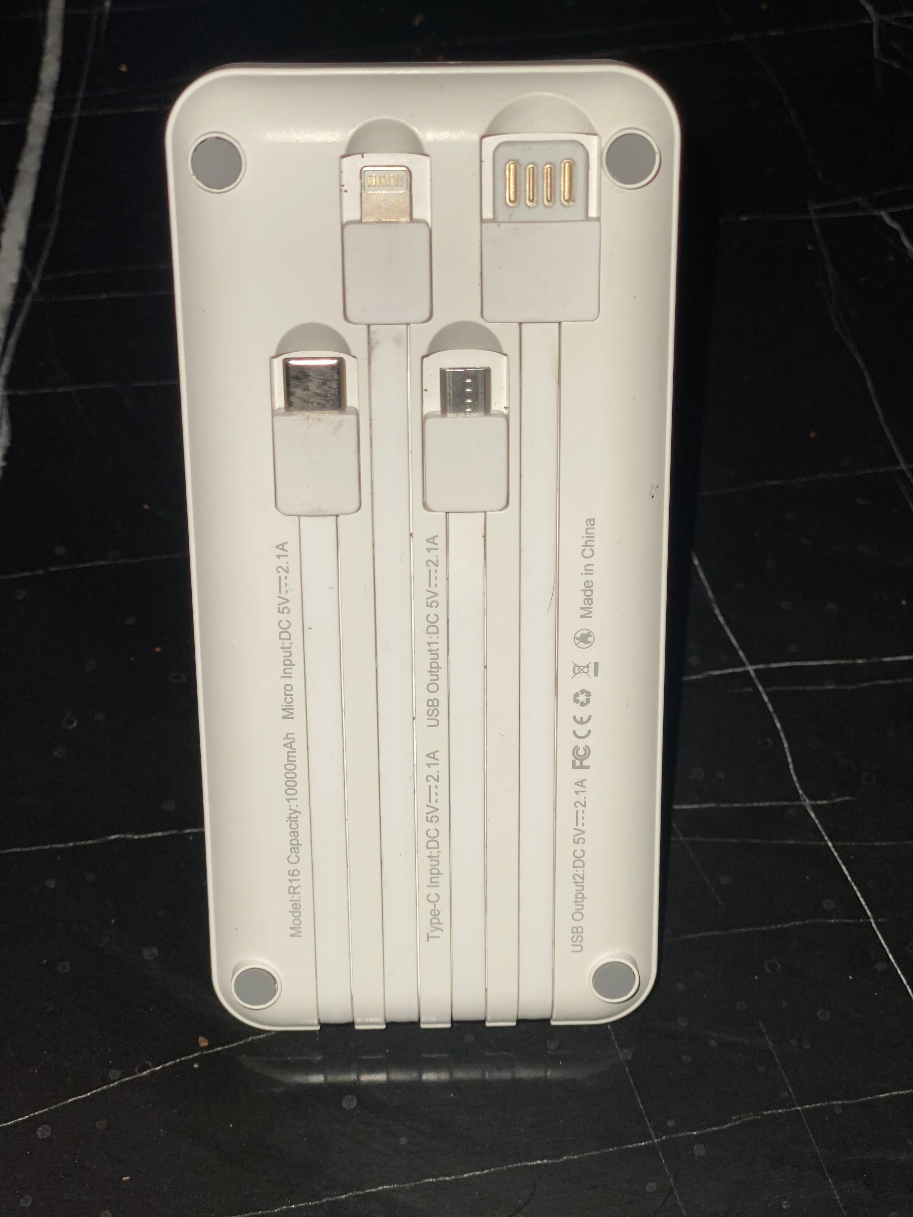 هذا المنتج عبارة عن شاحن متنقل (Power Bank) مدمج مع حامل للهاتف (Stand) من شركة oiarme،
