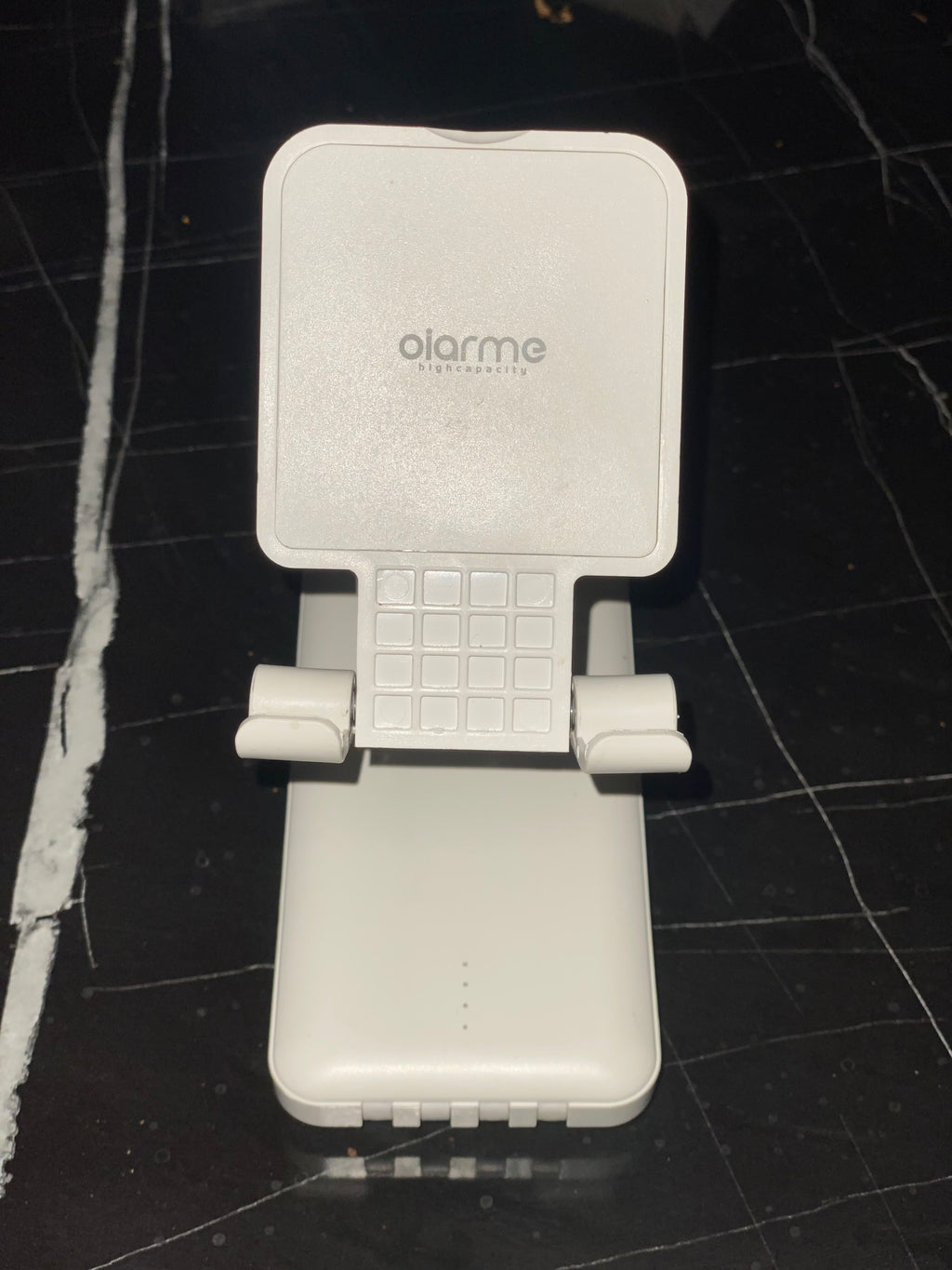 هذا المنتج عبارة عن شاحن متنقل (Power Bank) مدمج مع حامل للهاتف (Stand) من شركة oiarme،