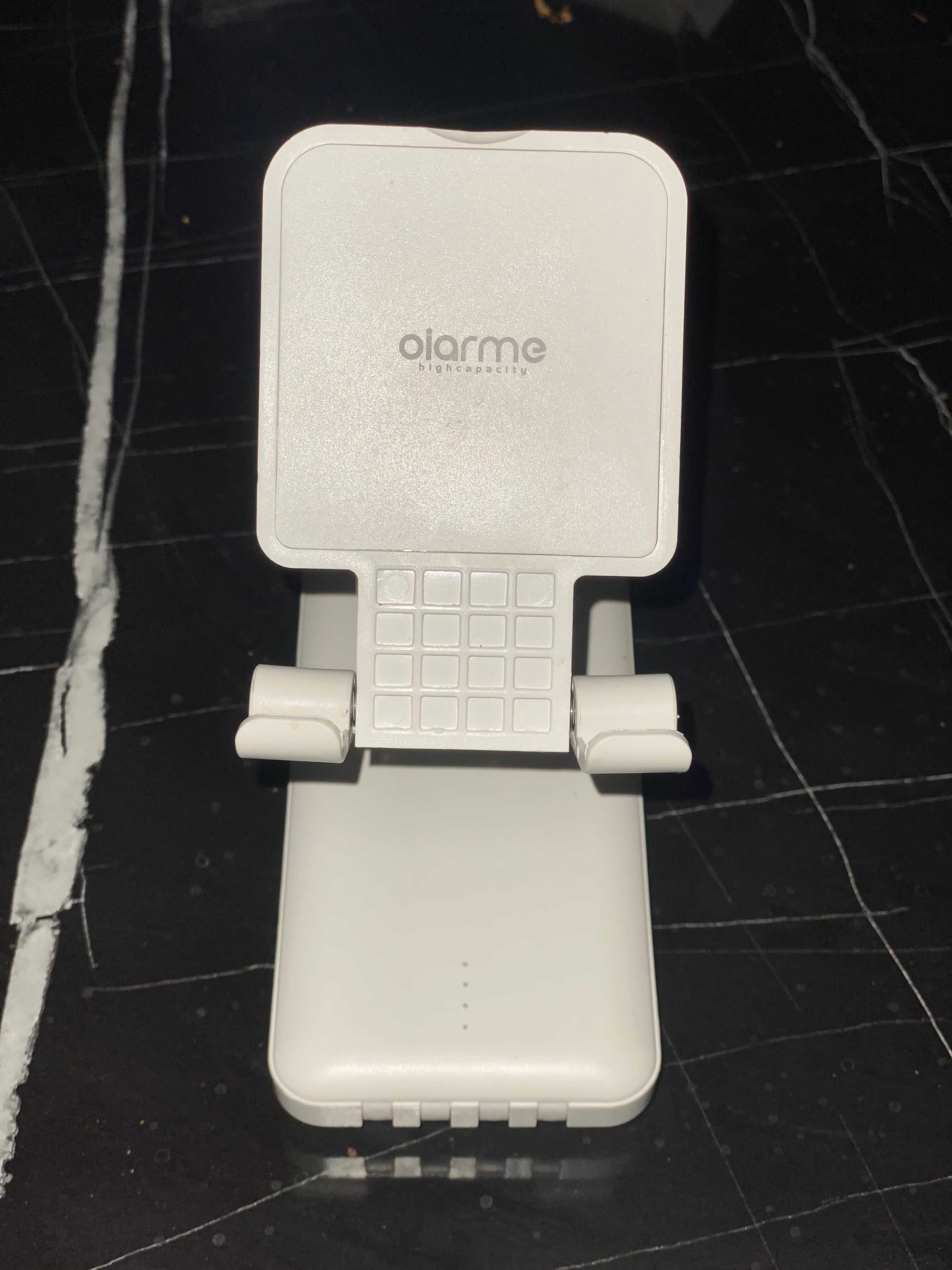 هذا المنتج عبارة عن شاحن متنقل (Power Bank) مدمج مع حامل للهاتف (Stand) من شركة oiarme،