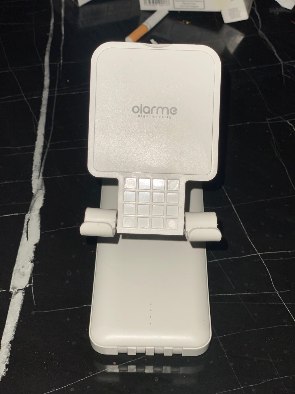 هذا المنتج عبارة عن شاحن متنقل (Power Bank) مدمج مع حامل للهاتف (Stand) من شركة oiarme،